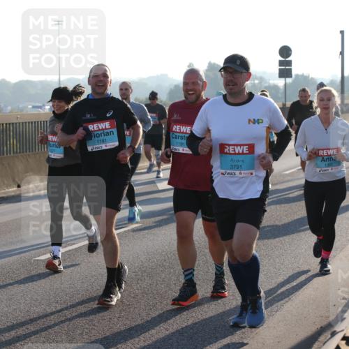 03.10.2025 - Köhlbrandbrückenlauf Lena Gebhardt http://msf.ph/oto/9059211 03.10.2025 09:18:44 Position 1 1227, 1181, 1191, 3791, 1395 meine-sportfotos.de