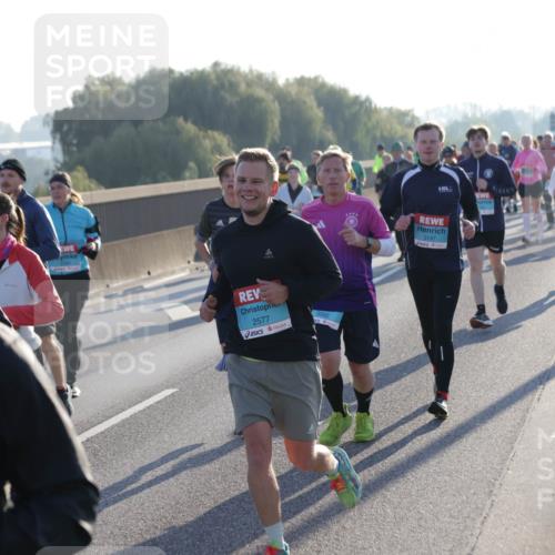 03.10.2025 - Köhlbrandbrückenlauf Jannik Wohlers http://msf.ph/oto/9059212 03.10.2025 09:22:08 Position 3 2577, 3562, 3147 meine-sportfotos.de