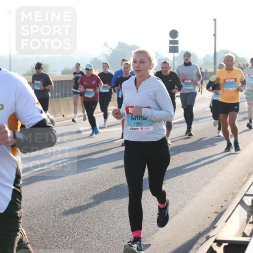 03.10.2025 - Köhlbrandbrückenlauf Lena Gebhardt http://msf.ph/oto/9059272 03.10.2025 09:18:45 Position 1 3791, 1395 meine-sportfotos.de