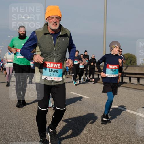 03.10.2025 - Köhlbrandbrückenlauf Fabian Wolf http://msf.ph/oto/9059281 03.10.2025 10:04:45 Position 3 3038, 2187, 2842, 2840 meine-sportfotos.de