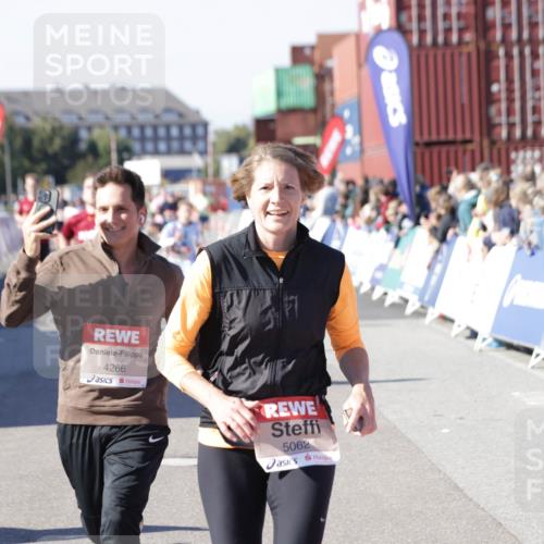 03.10.2025 - Köhlbrandbrückenlauf Jannik Wohlers http://msf.ph/oto/9059372 03.10.2025 13:12:21 Ziel 4266, 4369, 4470, 4656, 4745, 4908, 5062, 5644, 6098, 6185, 6565, 6566 meine-sportfotos.de