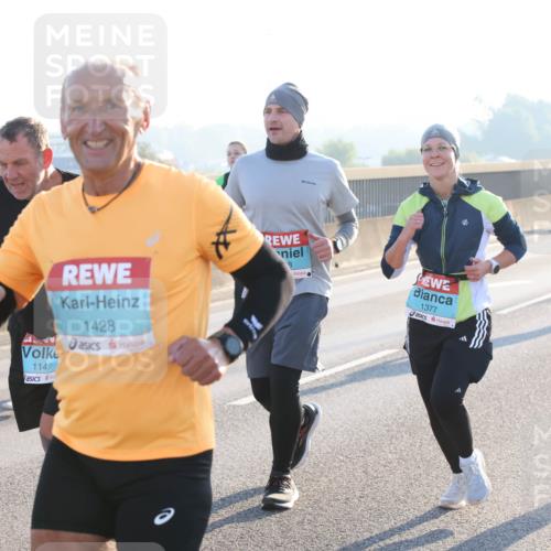 03.10.2025 - Köhlbrandbrückenlauf Lena Gebhardt http://msf.ph/oto/9059402 03.10.2025 09:18:48 Position 1 0, 1149, 1428, 1377, 1776 meine-sportfotos.de