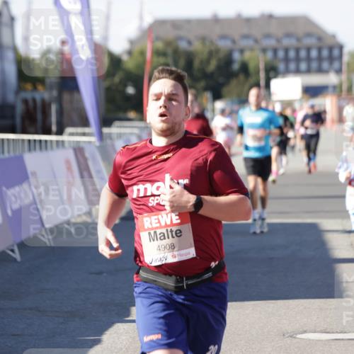 03.10.2025 - Köhlbrandbrückenlauf Jannik Wohlers http://msf.ph/oto/9059469 03.10.2025 13:12:23 Ziel 4189, 4266, 4638, 4656, 4745, 4908, 5062, 5644, 6098, 6185, 6565, 6566 meine-sportfotos.de