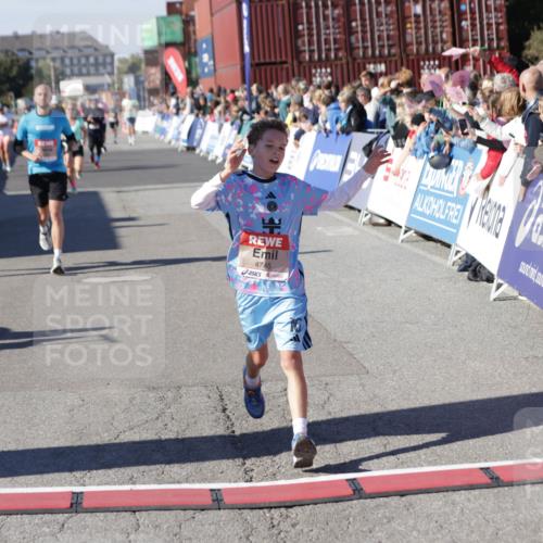 03.10.2025 - Köhlbrandbrückenlauf Jannik Wohlers http://msf.ph/oto/9059477 03.10.2025 13:12:27 Ziel 4189, 4266, 4638, 4656, 4700, 4745, 4908, 4973, 5062, 6565, 6566 meine-sportfotos.de