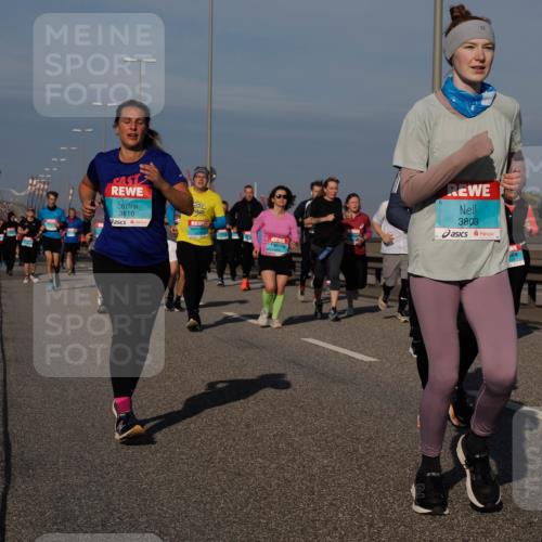 03.10.2025 - Köhlbrandbrückenlauf Fabian Wolf http://msf.ph/oto/9059506 03.10.2025 10:04:51 Position 3 3810, 3803, 2078 meine-sportfotos.de
