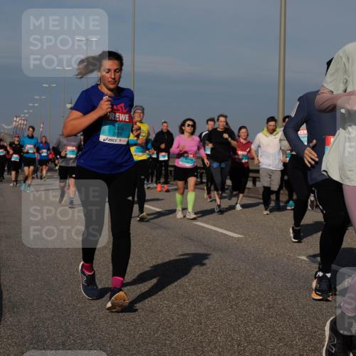 03.10.2025 - Köhlbrandbrückenlauf Fabian Wolf http://msf.ph/oto/9059522 03.10.2025 10:04:52 Position 3 3810, 3803 meine-sportfotos.de