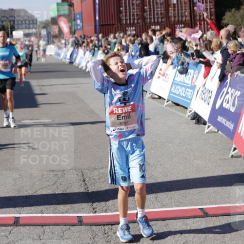 03.10.2025 - Köhlbrandbrückenlauf Jannik Wohlers http://msf.ph/oto/9059523 03.10.2025 13:12:27 Ziel 4189, 4266, 4638, 4656, 4700, 4745, 4908, 4973, 5062, 6565, 6566 meine-sportfotos.de