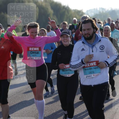 03.10.2025 - Köhlbrandbrückenlauf Jannik Wohlers http://msf.ph/oto/9059529 03.10.2025 09:22:16 Position 3 1977, 2114, 2476 meine-sportfotos.de