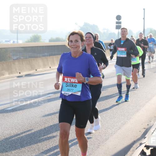 03.10.2025 - Köhlbrandbrückenlauf Lena Gebhardt http://msf.ph/oto/9059547 03.10.2025 09:18:52 Position 1 2677 meine-sportfotos.de