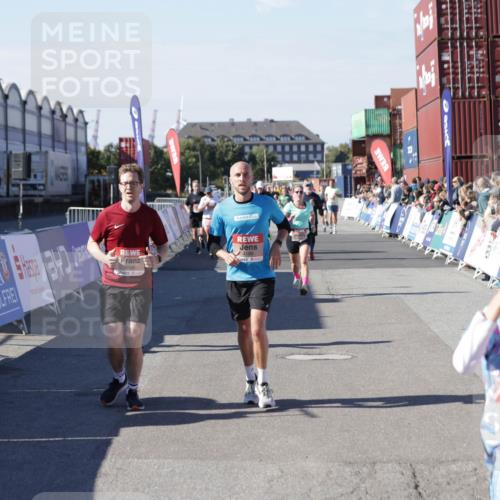 03.10.2025 - Köhlbrandbrückenlauf Jannik Wohlers http://msf.ph/oto/9059553 03.10.2025 13:12:28 Ziel 4189, 4266, 4638, 4700, 4745, 4908, 4973, 5062, 6565, 6566 meine-sportfotos.de