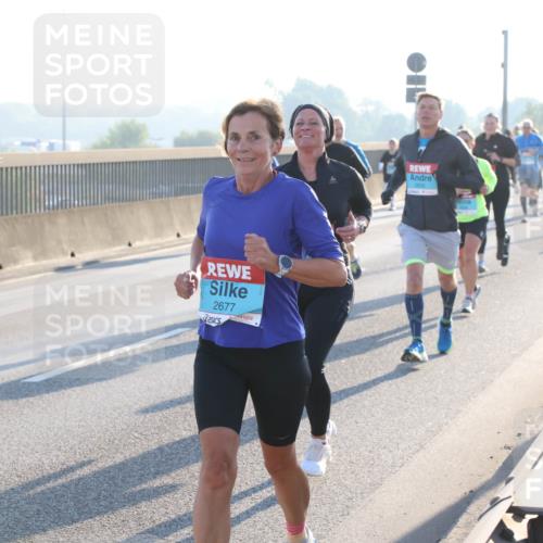 03.10.2025 - Köhlbrandbrückenlauf Lena Gebhardt http://msf.ph/oto/9059556 03.10.2025 09:18:53 Position 1 2677 meine-sportfotos.de