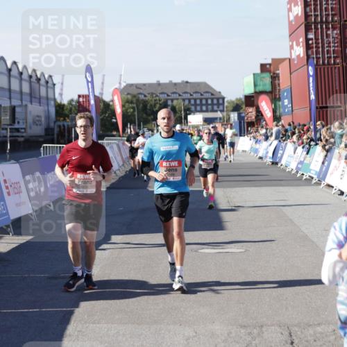 03.10.2025 - Köhlbrandbrückenlauf Jannik Wohlers http://msf.ph/oto/9059560 03.10.2025 13:12:28 Ziel 4189, 4266, 4638, 4700, 4745, 4908, 4973, 5062, 6565, 6566 meine-sportfotos.de