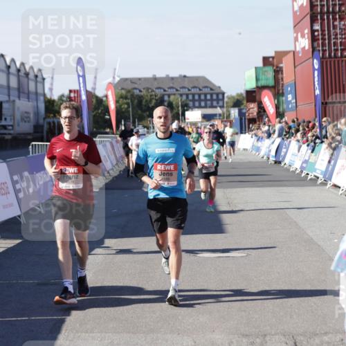 03.10.2025 - Köhlbrandbrückenlauf Jannik Wohlers http://msf.ph/oto/9059566 03.10.2025 13:12:28 Ziel 4189, 4266, 4638, 4700, 4745, 4908, 4973, 5062, 6565, 6566 meine-sportfotos.de