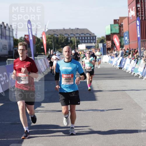 03.10.2025 - Köhlbrandbrückenlauf Jannik Wohlers http://msf.ph/oto/9059589 03.10.2025 13:12:28 Ziel 4189, 4266, 4638, 4700, 4745, 4908, 4973, 5062, 6565, 6566 meine-sportfotos.de