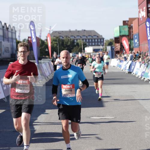 03.10.2025 - Köhlbrandbrückenlauf Jannik Wohlers http://msf.ph/oto/9059637 03.10.2025 13:12:29 Ziel 4189, 4266, 4638, 4700, 4745, 4864, 4873, 4908, 4973, 5062 meine-sportfotos.de