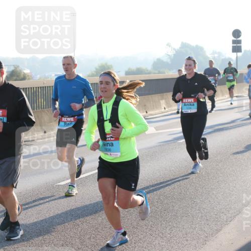 03.10.2025 - Köhlbrandbrückenlauf Lena Gebhardt http://msf.ph/oto/9059677 03.10.2025 09:18:55 Position 1 140, 27, 1836, 1238 meine-sportfotos.de