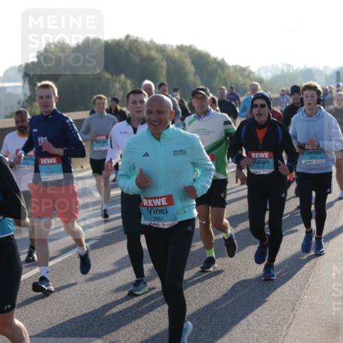 03.10.2025 - Köhlbrandbrückenlauf Jannik Wohlers http://msf.ph/oto/9059733 03.10.2025 09:22:20 Position 3 2119, 3829, 1861, 3647, 3116 meine-sportfotos.de
