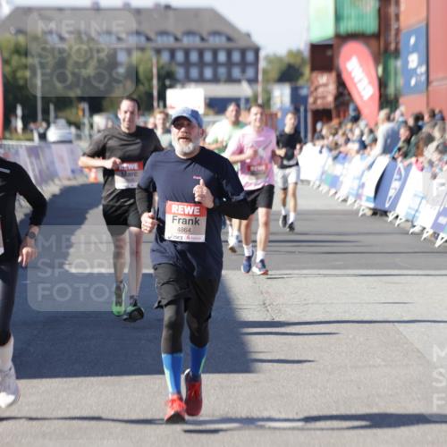 03.10.2025 - Köhlbrandbrückenlauf Jannik Wohlers http://msf.ph/oto/9059756 03.10.2025 13:12:34 Ziel 4189, 4609, 4638, 4700, 4745, 4858, 4864, 4873, 4973, 5874, 6466, 6588 meine-sportfotos.de