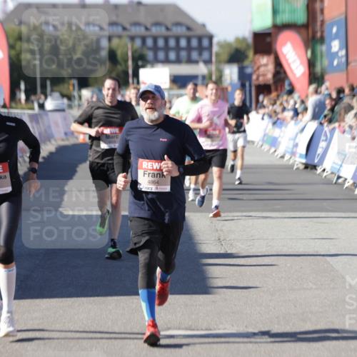 03.10.2025 - Köhlbrandbrückenlauf Jannik Wohlers http://msf.ph/oto/9059764 03.10.2025 13:12:34 Ziel 4189, 4609, 4638, 4700, 4745, 4858, 4864, 4873, 4973, 5874, 6466, 6588 meine-sportfotos.de