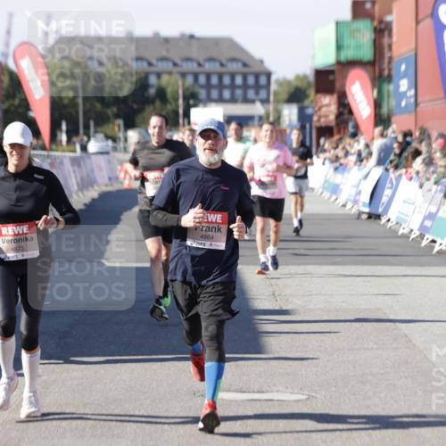 03.10.2025 - Köhlbrandbrückenlauf Jannik Wohlers http://msf.ph/oto/9059789 03.10.2025 13:12:34 Ziel 4189, 4609, 4638, 4700, 4745, 4858, 4864, 4873, 4973, 5874, 6466, 6588 meine-sportfotos.de