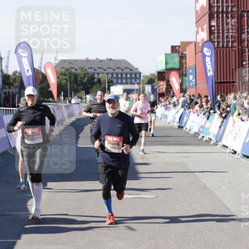 03.10.2025 - Köhlbrandbrückenlauf Jannik Wohlers http://msf.ph/oto/9059799 03.10.2025 13:12:34 Ziel 4189, 4609, 4638, 4700, 4745, 4858, 4864, 4873, 4973, 5874, 6466, 6588 meine-sportfotos.de