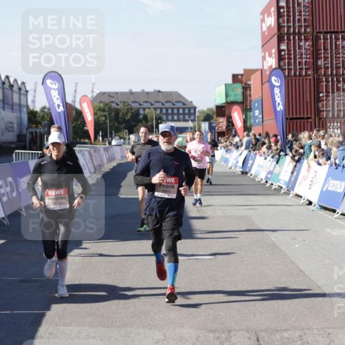 03.10.2025 - Köhlbrandbrückenlauf Jannik Wohlers http://msf.ph/oto/9059818 03.10.2025 13:12:35 Ziel 4048, 4189, 4609, 4638, 4700, 4745, 4858, 4864, 4873, 4973, 5874, 6466, 6588 meine-sportfotos.de
