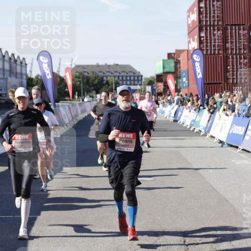 03.10.2025 - Köhlbrandbrückenlauf Jannik Wohlers http://msf.ph/oto/9059857 03.10.2025 13:12:35 Ziel 4048, 4189, 4609, 4638, 4700, 4745, 4858, 4864, 4873, 4973, 5874, 6466, 6588 meine-sportfotos.de