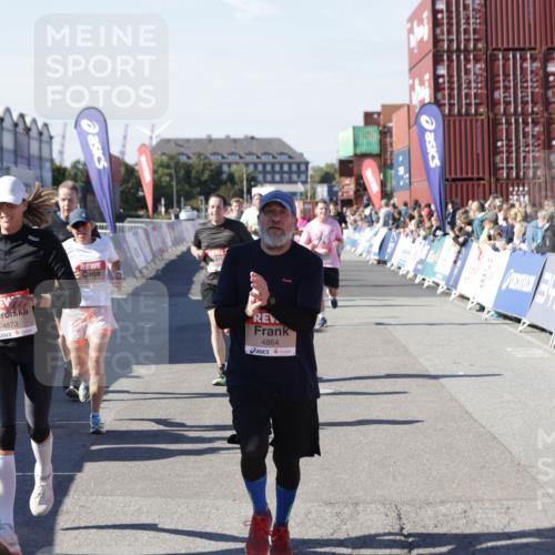 03.10.2025 - Köhlbrandbrückenlauf Jannik Wohlers http://msf.ph/oto/9059875 03.10.2025 13:12:36 Ziel 4048, 4189, 4609, 4638, 4700, 4745, 4858, 4864, 4873, 4973, 5874, 6466, 6588 meine-sportfotos.de