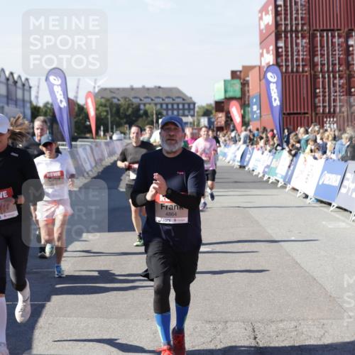 03.10.2025 - Köhlbrandbrückenlauf Jannik Wohlers http://msf.ph/oto/9059876 03.10.2025 13:12:36 Ziel 4048, 4189, 4609, 4638, 4700, 4745, 4858, 4864, 4873, 4973, 5874, 6466, 6588 meine-sportfotos.de