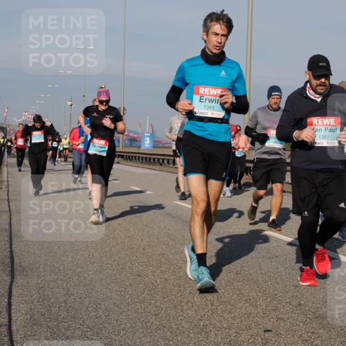 03.10.2025 - Köhlbrandbrückenlauf Fabian Wolf http://msf.ph/oto/9059894 03.10.2025 10:05:02 Position 3 3, 6, 1345, 3027, 1382 meine-sportfotos.de
