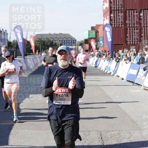 03.10.2025 - Köhlbrandbrückenlauf Jannik Wohlers http://msf.ph/oto/9059902 03.10.2025 13:12:36 Ziel 4048, 4189, 4609, 4638, 4700, 4745, 4858, 4864, 4873, 4973, 5874, 6466, 6588 meine-sportfotos.de