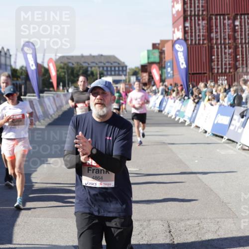 03.10.2025 - Köhlbrandbrückenlauf Jannik Wohlers http://msf.ph/oto/9059910 03.10.2025 13:12:36 Ziel 4048, 4189, 4609, 4638, 4700, 4745, 4858, 4864, 4873, 4973, 5874, 6466, 6588 meine-sportfotos.de