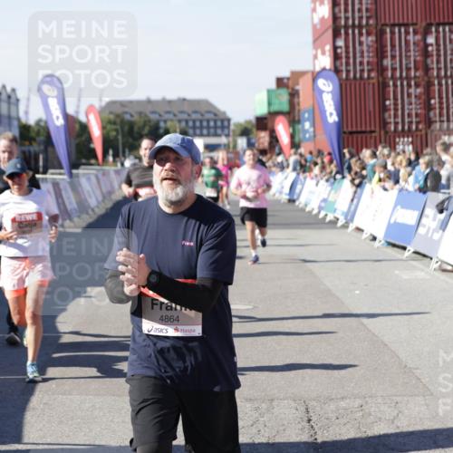 03.10.2025 - Köhlbrandbrückenlauf Jannik Wohlers http://msf.ph/oto/9059912 03.10.2025 13:12:36 Ziel 4048, 4189, 4609, 4638, 4700, 4745, 4858, 4864, 4873, 4973, 5874, 6466, 6588 meine-sportfotos.de