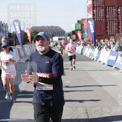 03.10.2025 - Köhlbrandbrückenlauf Jannik Wohlers http://msf.ph/oto/9059934 03.10.2025 13:12:36 Ziel 4048, 4189, 4609, 4638, 4700, 4745, 4858, 4864, 4873, 4973, 5874, 6466, 6588 meine-sportfotos.de