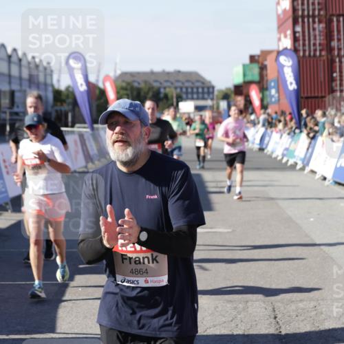 03.10.2025 - Köhlbrandbrückenlauf Jannik Wohlers http://msf.ph/oto/9059943 03.10.2025 13:12:37 Ziel 4048, 4189, 4391, 4392, 4609, 4638, 4700, 4858, 4864, 4873, 4973, 5874, 6466, 6588 meine-sportfotos.de