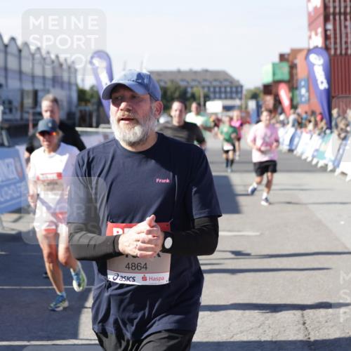 03.10.2025 - Köhlbrandbrückenlauf Jannik Wohlers http://msf.ph/oto/9059957 03.10.2025 13:12:37 Ziel 4048, 4189, 4391, 4392, 4609, 4638, 4700, 4858, 4864, 4873, 4973, 5874, 6466, 6588 meine-sportfotos.de