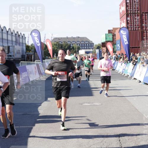03.10.2025 - Köhlbrandbrückenlauf Jannik Wohlers http://msf.ph/oto/9059962 03.10.2025 13:12:37 Ziel 4048, 4189, 4391, 4392, 4609, 4638, 4700, 4858, 4864, 4873, 4973, 5874, 6466, 6588 meine-sportfotos.de