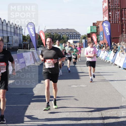 03.10.2025 - Köhlbrandbrückenlauf Jannik Wohlers http://msf.ph/oto/9059977 03.10.2025 13:12:38 Ziel 4048, 4189, 4391, 4392, 4527, 4609, 4638, 4700, 4858, 4864, 4873, 4973, 5874, 6466, 6588 meine-sportfotos.de