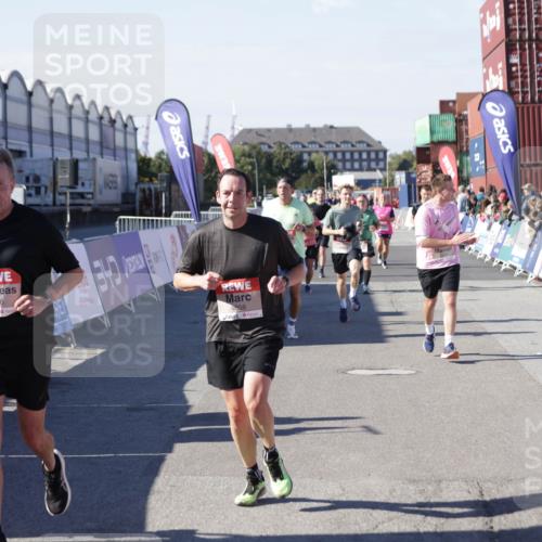03.10.2025 - Köhlbrandbrückenlauf Jannik Wohlers http://msf.ph/oto/9060004 03.10.2025 13:12:38 Ziel 4048, 4189, 4391, 4392, 4527, 4609, 4638, 4700, 4858, 4864, 4873, 4973, 5874, 6466, 6588 meine-sportfotos.de