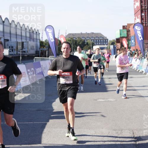 03.10.2025 - Köhlbrandbrückenlauf Jannik Wohlers http://msf.ph/oto/9060010 03.10.2025 13:12:38 Ziel 4048, 4189, 4391, 4392, 4527, 4609, 4638, 4700, 4858, 4864, 4873, 4973, 5874, 6466, 6588 meine-sportfotos.de