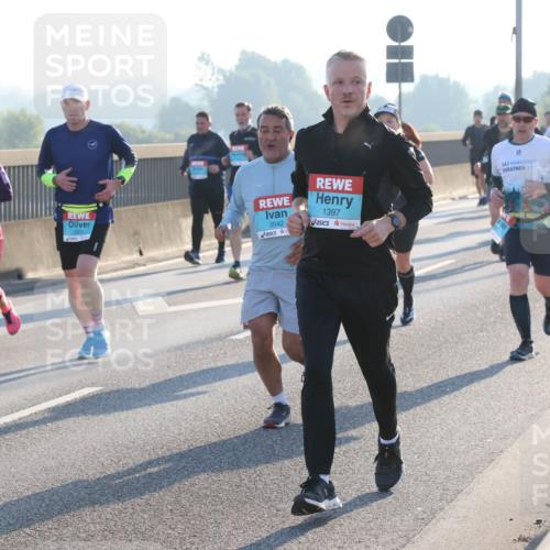 03.10.2025 - Köhlbrandbrückenlauf Lena Gebhardt http://msf.ph/oto/9060011 03.10.2025 09:19:05 Position 1 3542, 1397 meine-sportfotos.de