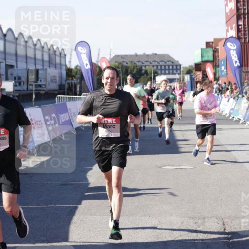 03.10.2025 - Köhlbrandbrückenlauf Jannik Wohlers http://msf.ph/oto/9060012 03.10.2025 13:12:38 Ziel 4048, 4189, 4391, 4392, 4527, 4609, 4638, 4700, 4858, 4864, 4873, 4973, 5874, 6466, 6588 meine-sportfotos.de