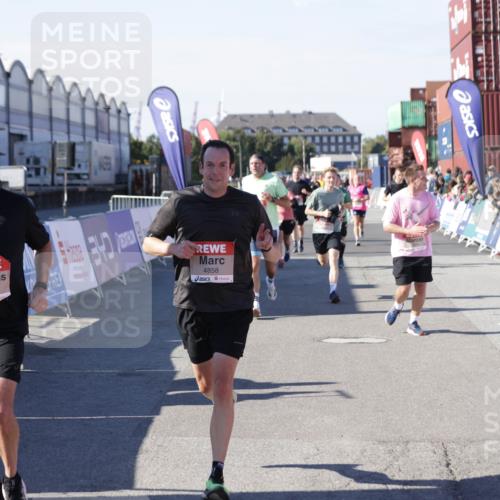 03.10.2025 - Köhlbrandbrückenlauf Jannik Wohlers http://msf.ph/oto/9060018 03.10.2025 13:12:38 Ziel 4048, 4189, 4391, 4392, 4527, 4609, 4638, 4700, 4858, 4864, 4873, 4973, 5874, 6466, 6588 meine-sportfotos.de