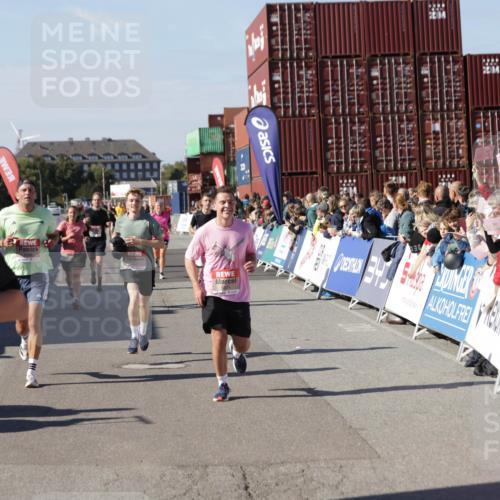 03.10.2025 - Köhlbrandbrückenlauf Jannik Wohlers http://msf.ph/oto/9060047 03.10.2025 13:12:39 Ziel 4048, 4189, 4391, 4392, 4527, 4609, 4638, 4700, 4855, 4858, 4864, 4873, 4973, 4975, 5874, 6466, 6588 meine-sportfotos.de
