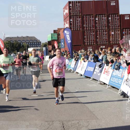 03.10.2025 - Köhlbrandbrückenlauf Jannik Wohlers http://msf.ph/oto/9060051 03.10.2025 13:12:39 Ziel 4048, 4189, 4391, 4392, 4527, 4609, 4638, 4700, 4855, 4858, 4864, 4873, 4973, 4975, 5874, 6466, 6588 meine-sportfotos.de