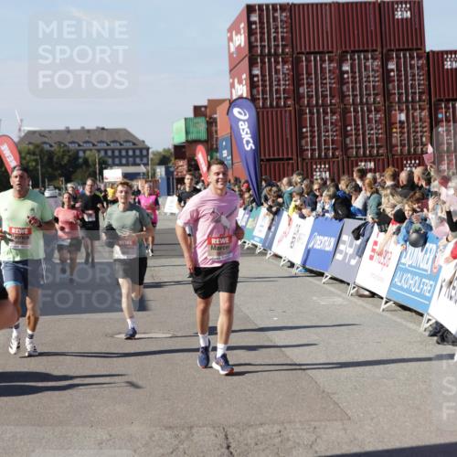 03.10.2025 - Köhlbrandbrückenlauf Jannik Wohlers http://msf.ph/oto/9060059 03.10.2025 13:12:39 Ziel 4048, 4189, 4391, 4392, 4527, 4609, 4638, 4700, 4855, 4858, 4864, 4873, 4973, 4975, 5874, 6466, 6588 meine-sportfotos.de