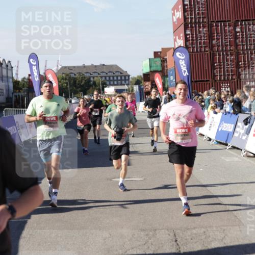 03.10.2025 - Köhlbrandbrückenlauf Jannik Wohlers http://msf.ph/oto/9060068 03.10.2025 13:12:40 Ziel 4048, 4391, 4392, 4527, 4609, 4700, 4855, 4858, 4864, 4873, 4973, 4975, 5874, 5916, 6466, 6588 meine-sportfotos.de