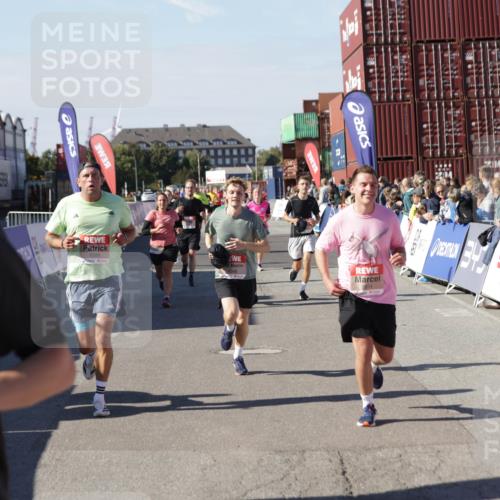03.10.2025 - Köhlbrandbrückenlauf Jannik Wohlers http://msf.ph/oto/9060076 03.10.2025 13:12:40 Ziel 4048, 4391, 4392, 4527, 4609, 4700, 4855, 4858, 4864, 4873, 4973, 4975, 5874, 5916, 6466, 6588 meine-sportfotos.de