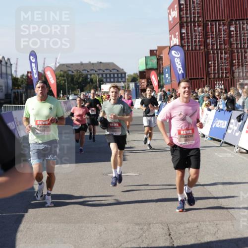 03.10.2025 - Köhlbrandbrückenlauf Jannik Wohlers http://msf.ph/oto/9060079 03.10.2025 13:12:40 Ziel 4048, 4391, 4392, 4527, 4609, 4700, 4855, 4858, 4864, 4873, 4973, 4975, 5874, 5916, 6466, 6588 meine-sportfotos.de