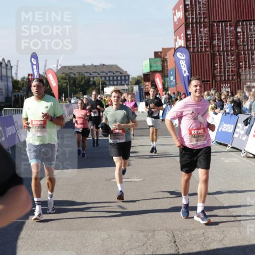 03.10.2025 - Köhlbrandbrückenlauf Jannik Wohlers http://msf.ph/oto/9060088 03.10.2025 13:12:40 Ziel 4048, 4391, 4392, 4527, 4609, 4700, 4855, 4858, 4864, 4873, 4973, 4975, 5874, 5916, 6466, 6588 meine-sportfotos.de